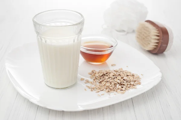 Milch, Honig, Haferflocken in Rezepten hausgemachte Kosmetik — Stockfoto