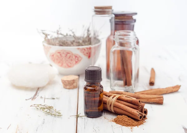 Canela molida, aceite esencial y palitos de canela canela en un — Foto de Stock