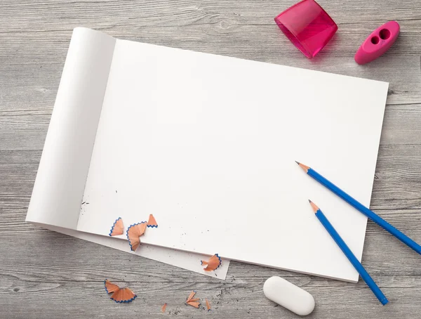 Potlood, kompas, gum, puntenslijper, een tekening boek met een potlood — Stockfoto