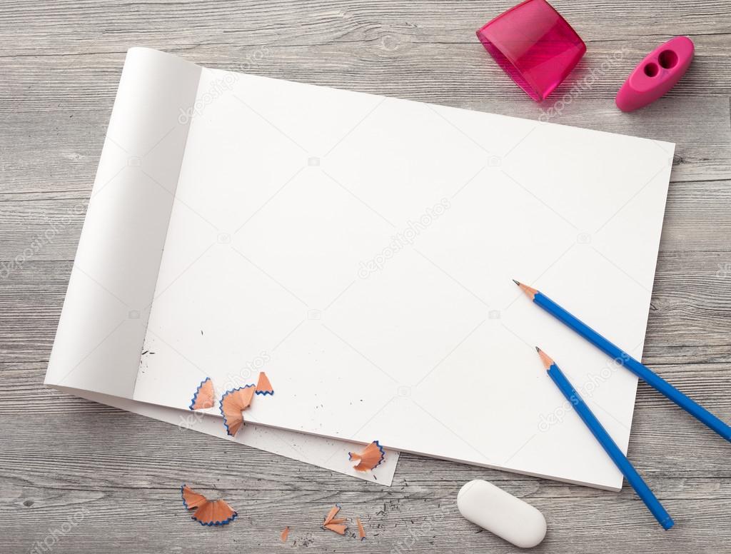 Forniture per matita disegno a scuola su un tavolo in legno — Foto di ekramar