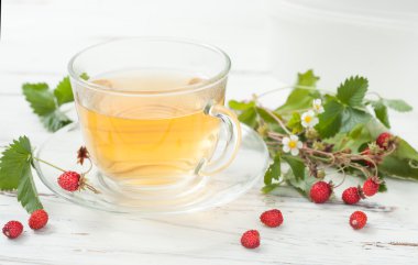 Beyaz ahşap bir masa üzerinde yabani çilek ile iç