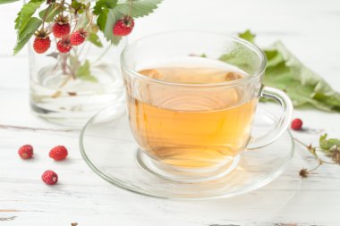 Beyaz ahşap bir masa üzerinde yabani çilek ile iç