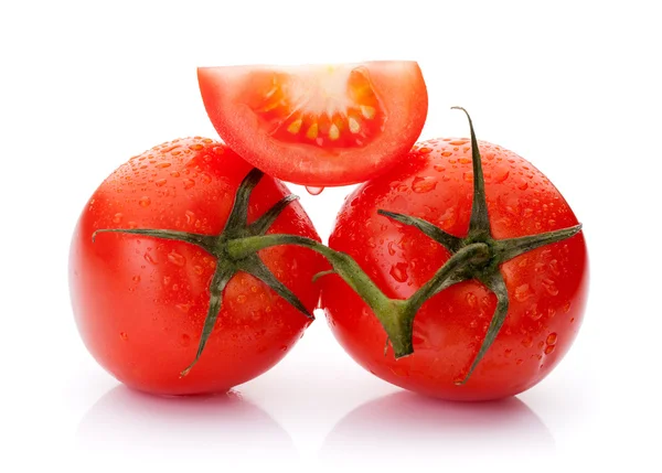 Gehackte Tomate auf zwei Tomaten auf weiß — Stockfoto