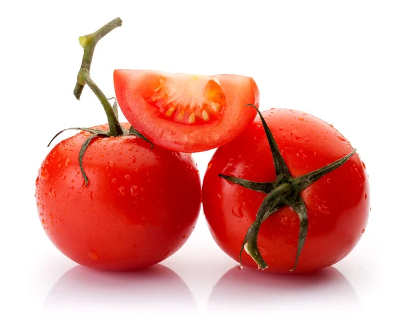 Нарезанный помидор, два помидора на белом фоне — стоковое фото