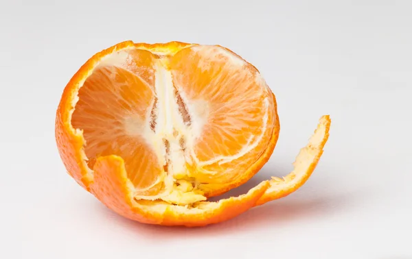Metà dei mandarini su fondo bianco — Foto Stock