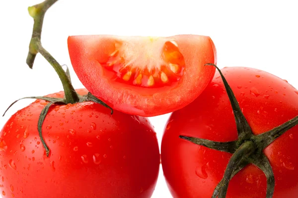 Tomatenscheibe auf der Tomate isoliert — Stockfoto