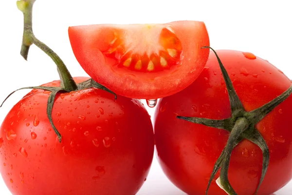 Beyaz arka plan üzerinde saman ile dilim domates — Stok fotoğraf