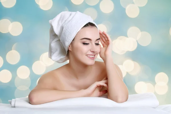Jovem mulher spa tocando seu rosto após o tratamento de beleza — Fotografia de Stock