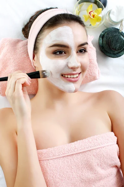 Woman with clay facial mask in beauty spa. — Stock Photo, Image