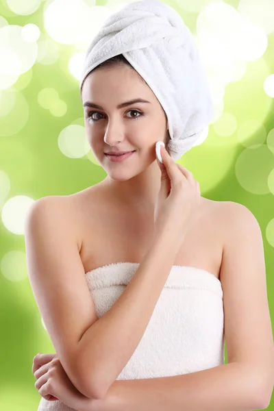 Giovane donna spa toccare il suo viso dopo il trattamento di bellezza — Foto Stock