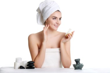 Genç kadın güzellik tedaviden sonra onun yüzüne dokunmak