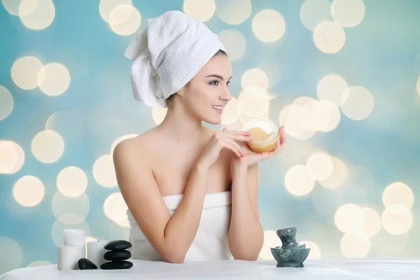 Mujer joven spa tocándose la cara después del tratamiento de belleza — Foto de Stock