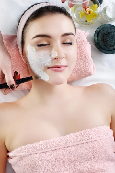 Nő, agyag arcpakolás a beauty spa. — Stock Fotó