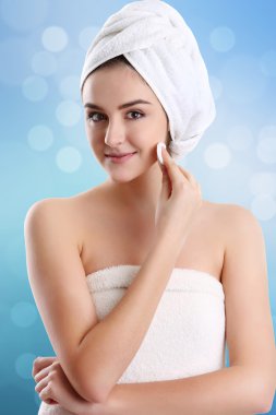 Genç kadın güzellik tedaviden sonra onun yüzüne dokunmak