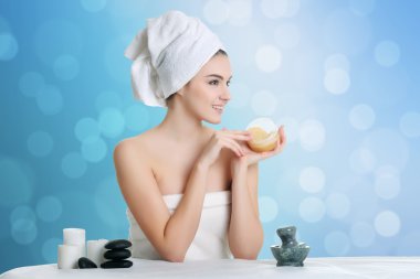 Genç kadın güzellik tedaviden sonra onun yüzüne dokunmak