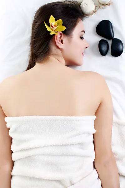 Portrait of young beautiful woman in spa environment. — Stock Photo, Image