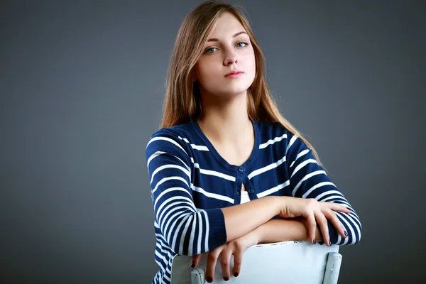 Belle jeune femme en studio regardant la caméra — Photo