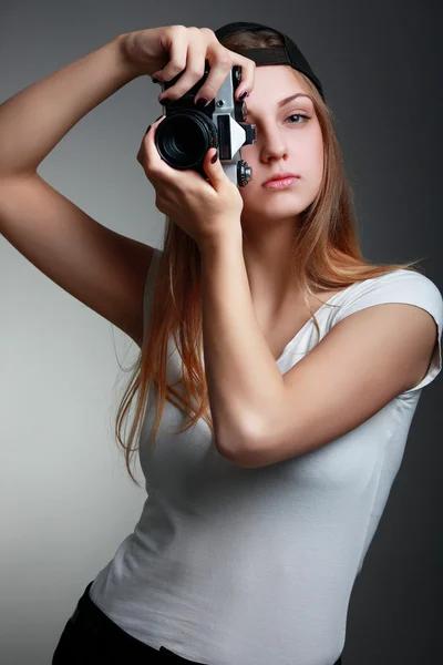 Photographer girl shooting images. Attractive blonde woman takin — Stock Photo, Image