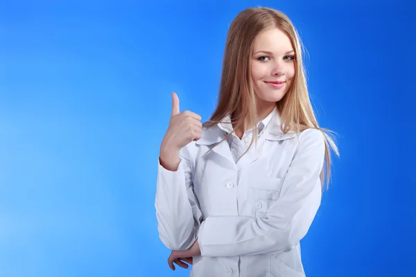 Schöne kaukasische Krankenschwester oder Ärztin, die ok Geste zeigt. isoliert — Stockfoto