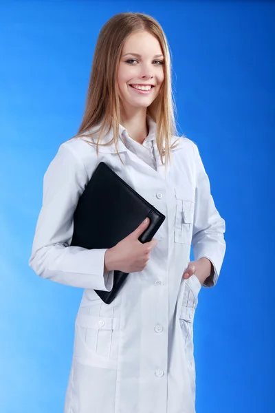 Junge attraktive Ärztin steht mit dem Klemmbrett an — Stockfoto