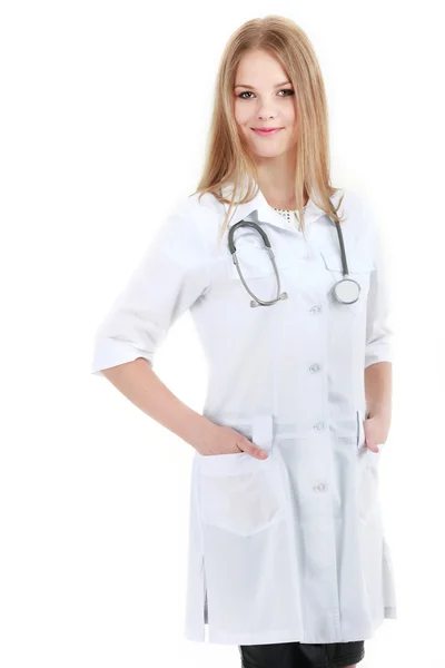 Ritratto di giovane donna medico con camice bianco in piedi in ospedale — Foto Stock