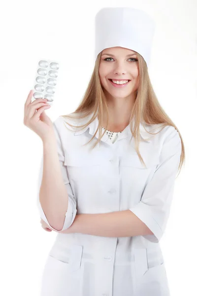 Imagen de la atractiva doctora con pastillas — Foto de Stock