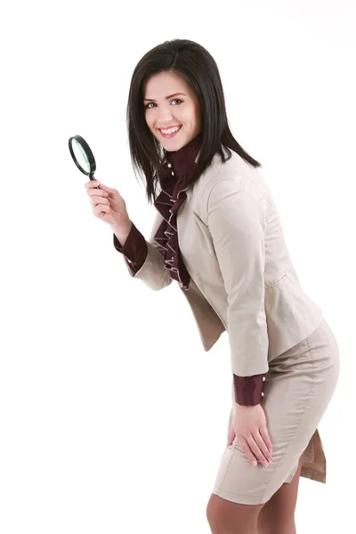 Jonge aantrekkelijke zakenvrouw met een vergrootglas — Stockfoto
