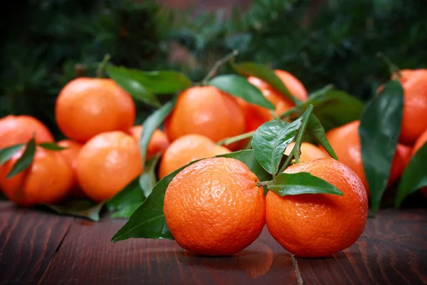Tangeriner med blad på träytan — Stockfoto