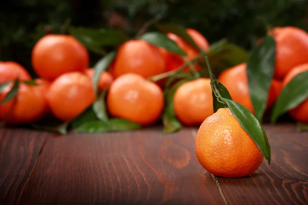 Tangeriner med blad på träytan — Stockfoto