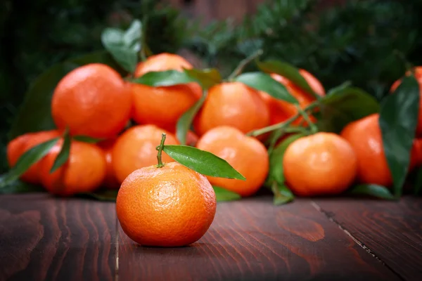Tangerines avec feuilles sur la surface en bois — Photo
