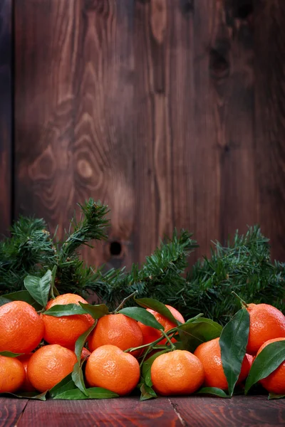 Tangerines avec feuilles sur la surface en bois — Photo