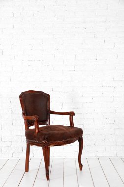 Beyaz iç kahverengi sandalye ile