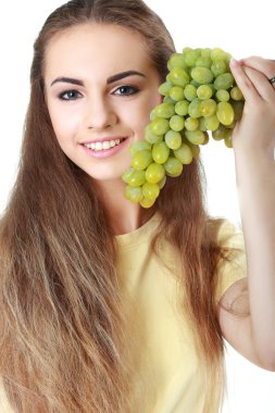 Bir demet izole üzüm tutan genç kadın