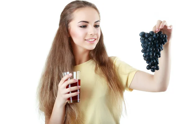 Jonge vrouw met een tros druiven en een glas sap isola — Stockfoto