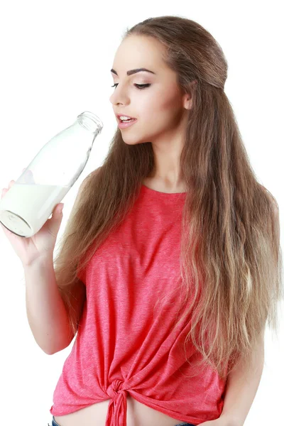 Jonge vrouw drinken van melk, op witte achtergrond — Stockfoto