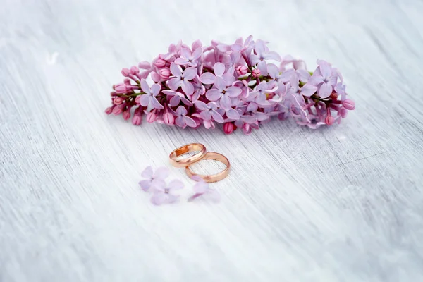 Anéis de casamento com lilás — Fotografia de Stock