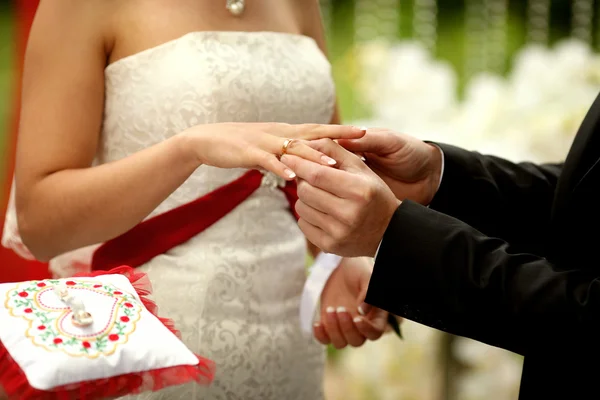 Close-up op de hand van een man zetten een verlovingsring op de finge — Stockfoto