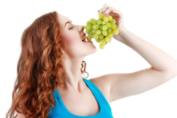 Mooie jonge vrouw met groene druif — Stockfoto