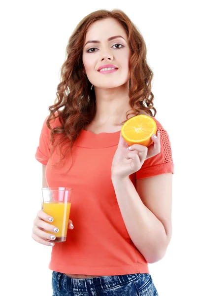 Молода жінка з апельсином і склянкою соку на білому тлі — стокове фото