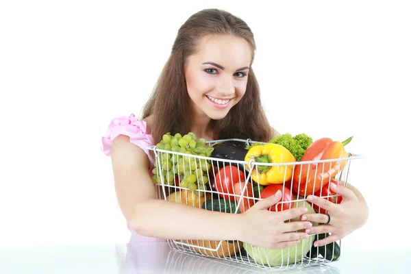 Isolato giovane donna in possesso di cesto di verdure su backg luce — Foto Stock