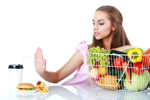 Geïsoleerde jonge vrouw met mand van groenten, niet eten, snel op — Stockfoto