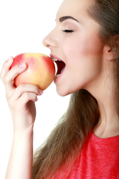 Jonge vrouw eten een appel geïsoleerd op wit — Stockfoto