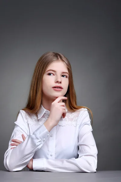 Porträtt av en söt ung student tjej med funderar gest. — Stockfoto