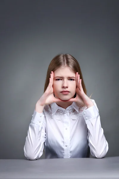 Porträtt av en söt ung student tjej med funderar gest — Stockfoto