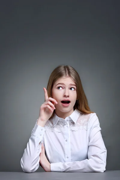 Porträtt av en söt ung student tjej med funderar gest — Stockfoto