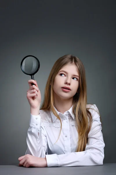 Educación y el concepto de la escuela - niña estudiante buscando con —  Fotos de Stock