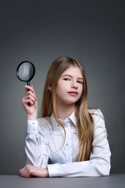Porträtt av en söt ung student tjej med förstoringsglas — Stockfoto