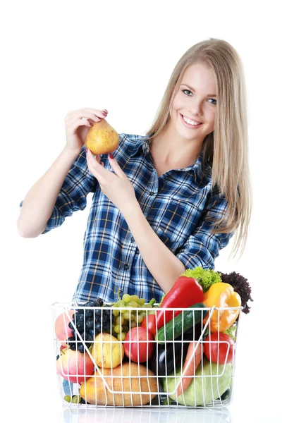 Mujer joven aislada sosteniendo cesta de verduras sobre fondo claro —  Fotos de Stock