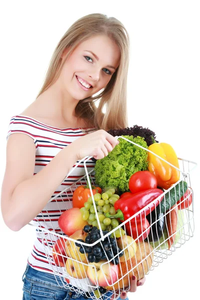 Изолированная молодая женщина держит корзину с овощами на легкой спине — стоковое фото