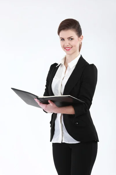 Retrato de feliz sonriente mujer de negocios con carpeta negra, isol — Foto de Stock